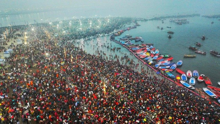 Los fieles celebran el Kumbh Mela en Uttar Pradesh  (ANSA)
