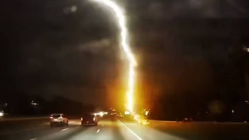 RAYOS CAEN SOBRE UN AUTOMOVIL