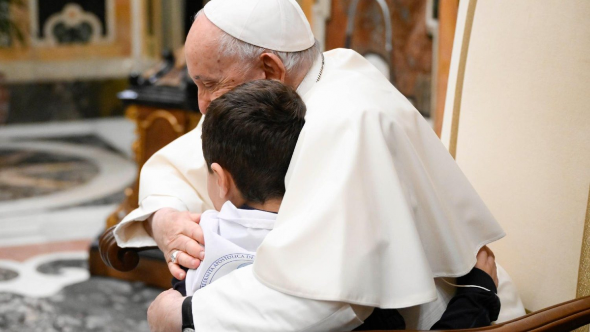FRANCISCO ABRFAZA A UN NINO